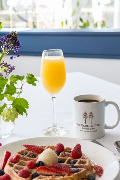 A waffle with juice in a restaurant at Heritage House Resort