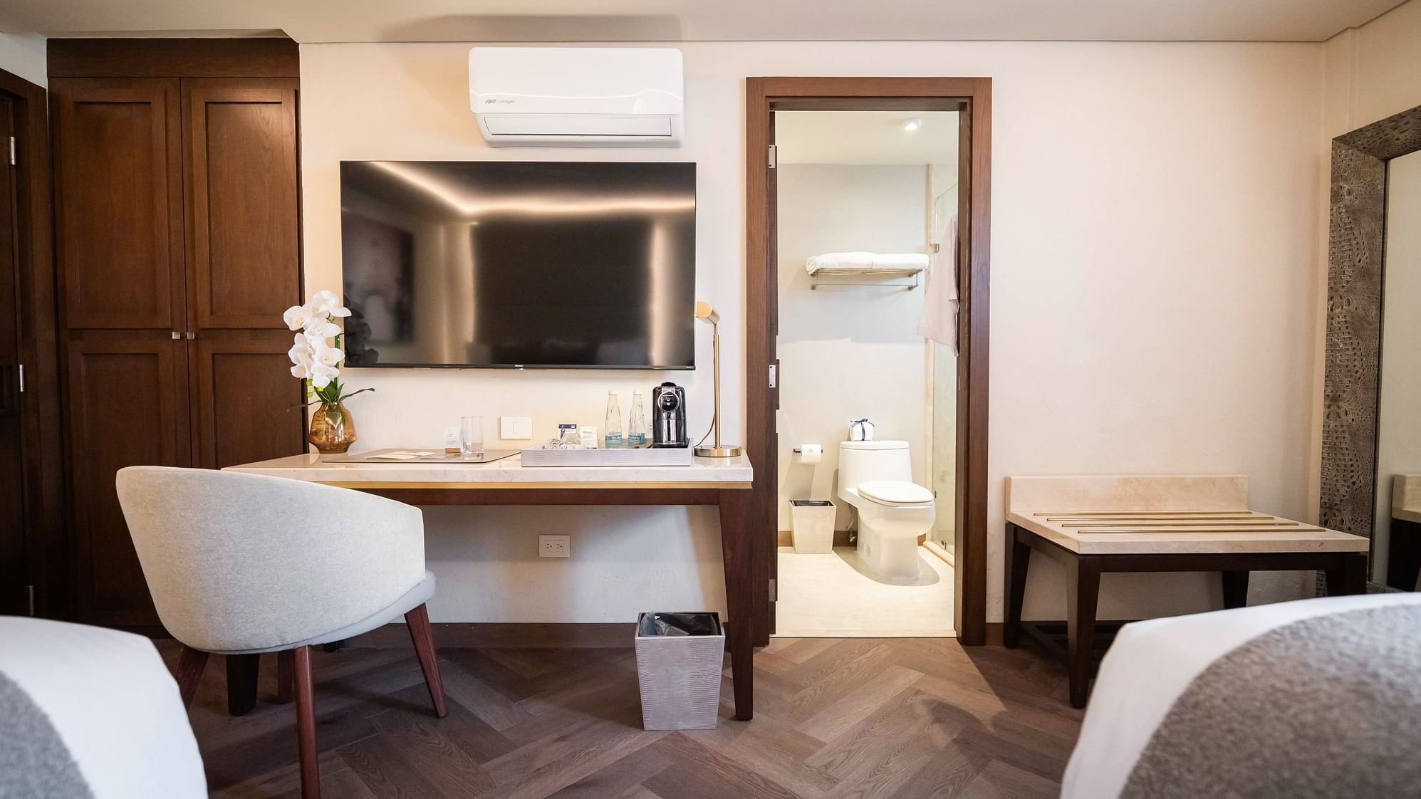 Habitación elegante con dos camas dobles, baño privado y escritorio en Quinta Real Puebla en Heroica Puebla de Zaragoza