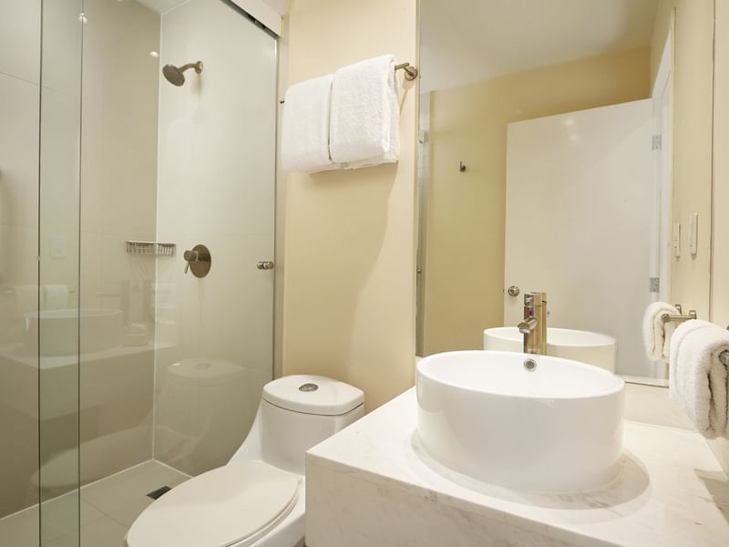 Interior del baño de la Habitación Superior Queen de One Hotels
