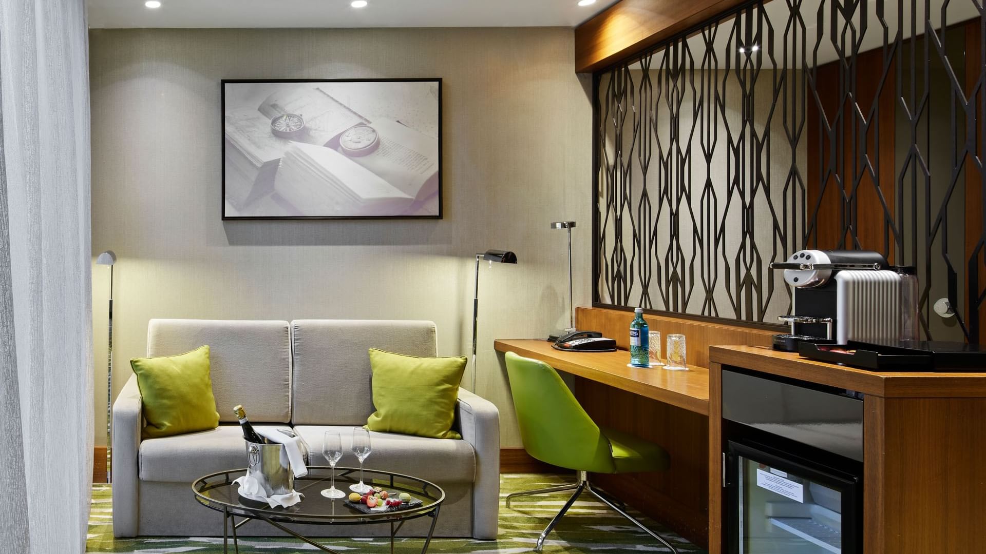 Loungebereich mit gemütlichem Sofa und Kaffeestation in der Titanic Suite an der Titanic Chaussee Berlin