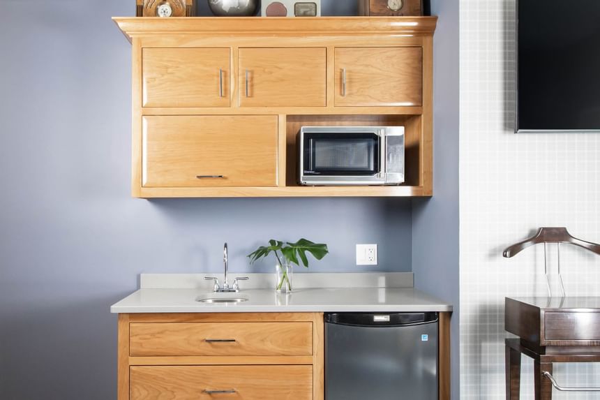 Kitchenette, appliances & TV in King Superior Study at Retro Suites Hotel