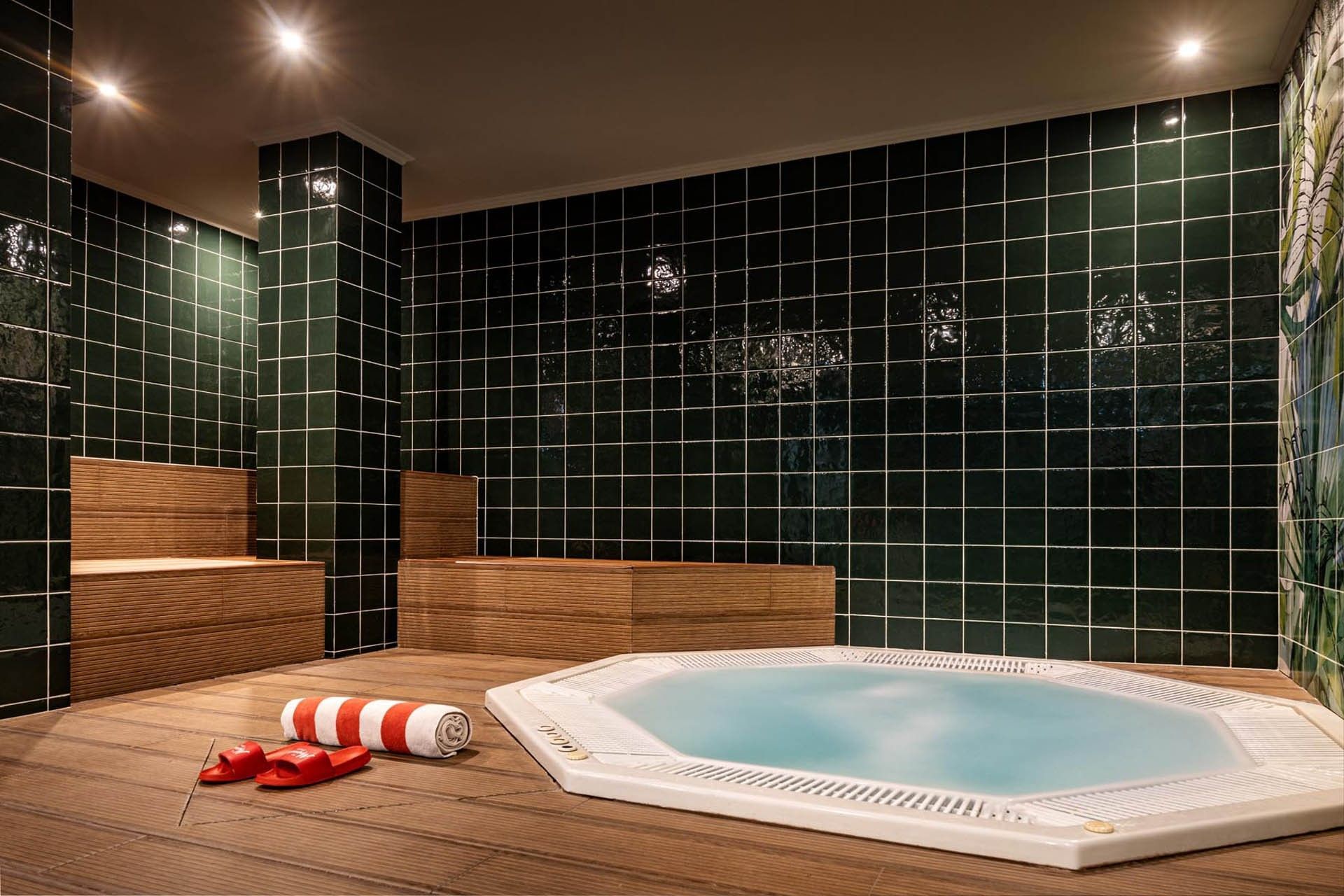 Jacuzzi at The Magnolia Hotel