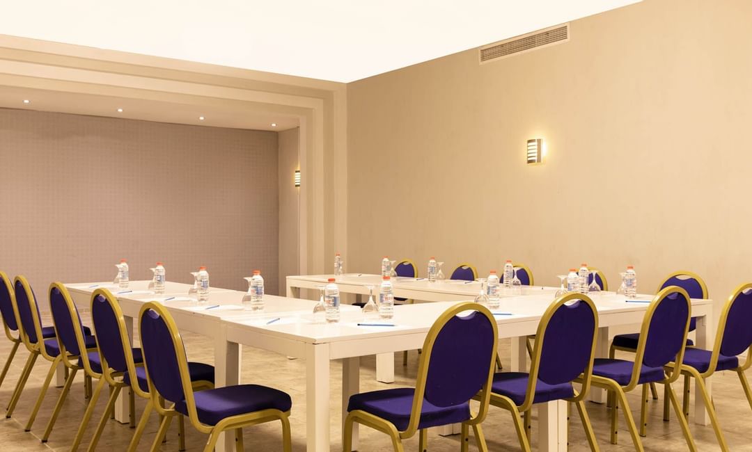 Bodrum Imperial Bitez Salonu'nda U şeklinde masa düzeni