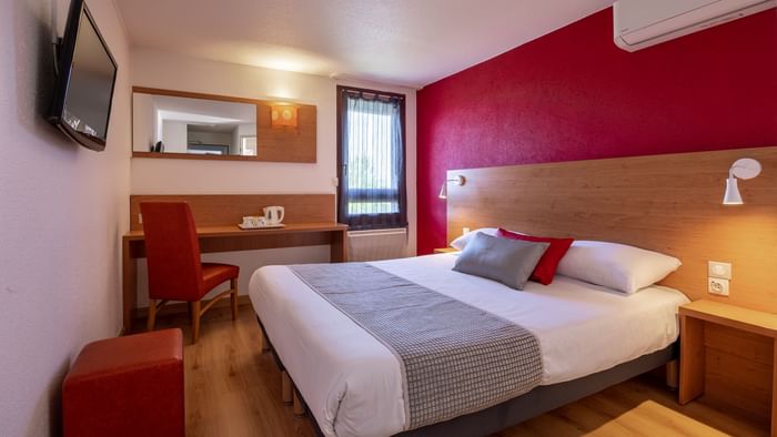 Room with king bed at Hotel Macon Sud at The Originals Hotels