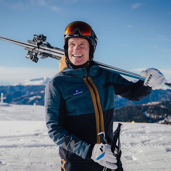 Skifahrer mit Skiern und Skistöcken lächelnd bei Falkensteiner Hotel & Spa Carinzia