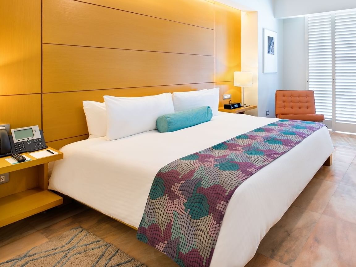 Bed & lounger in Deluxe King, Vista Resort at Mundo Imperial