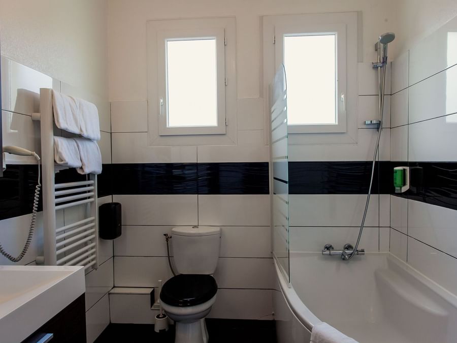 Bathroom with bathtub, heat towel rail at Hôtel de l'Europe