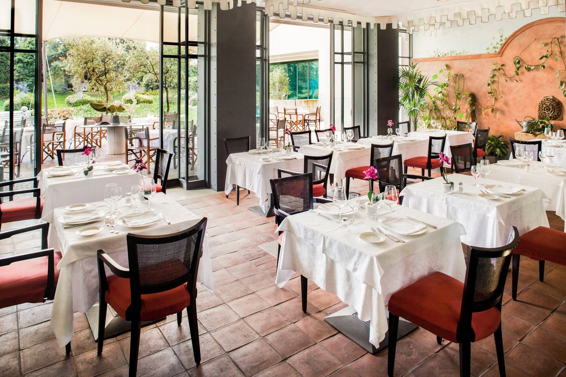 Tavoli preparati nel ristorante del Cosmo Hotel Torri