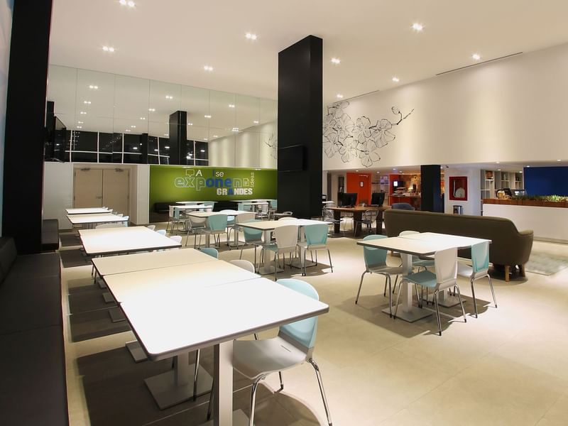 Interior de un comedor en una sala de desayunos en One Hotels