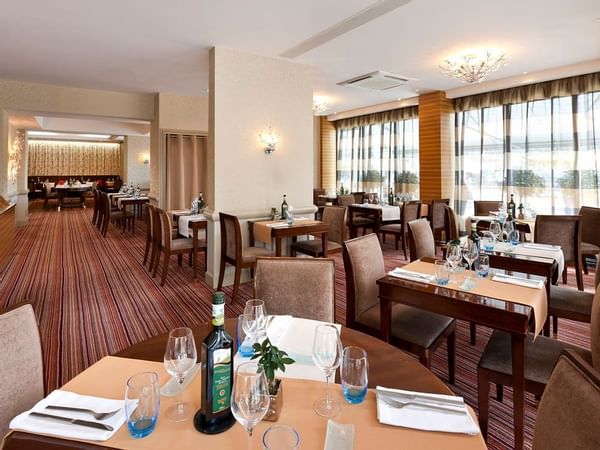 Neatly arranged dining area of Téséo Restaurant at Warwick Geneva