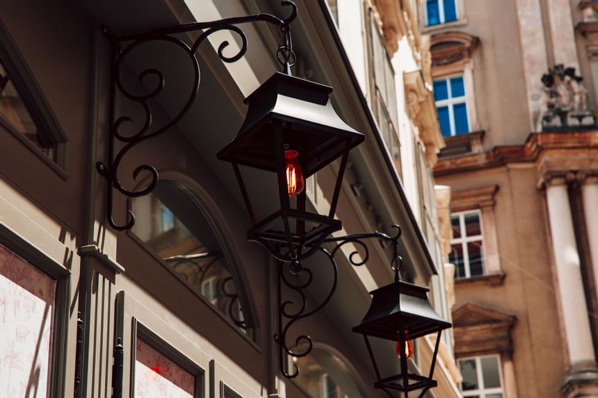 Detailfoto von Laternen, die an der Fassade des THE LEO GRAND in Wien befestigt sind.