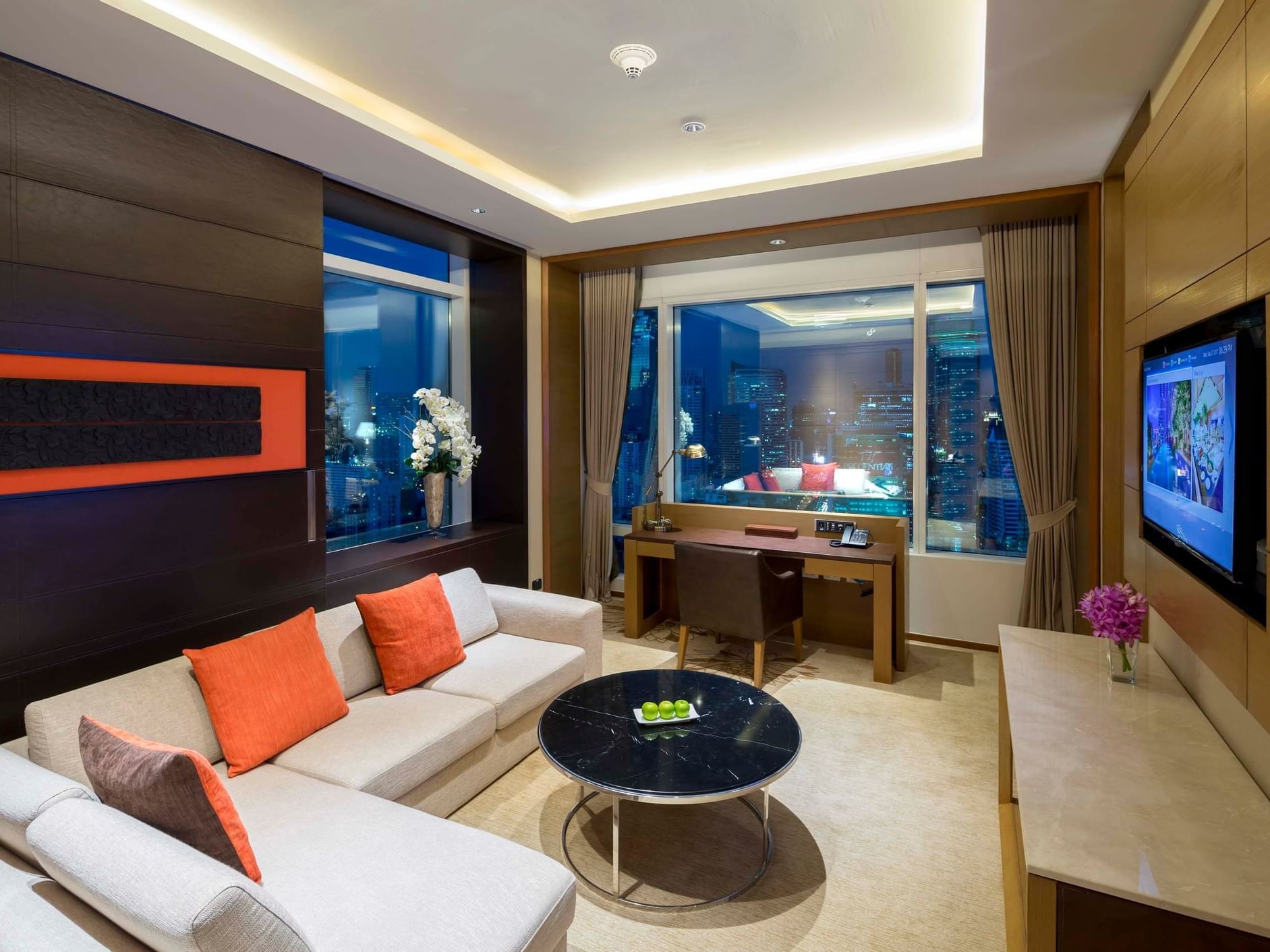 Living room area with a Tv in Junior Suite at Eastin Hotels