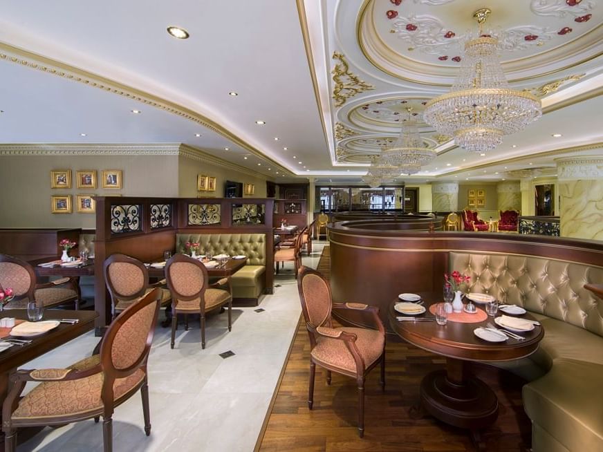 مقهى Brasserie في فندق رويال روز في أبو ظبي، الإمارات العربية المتحدة