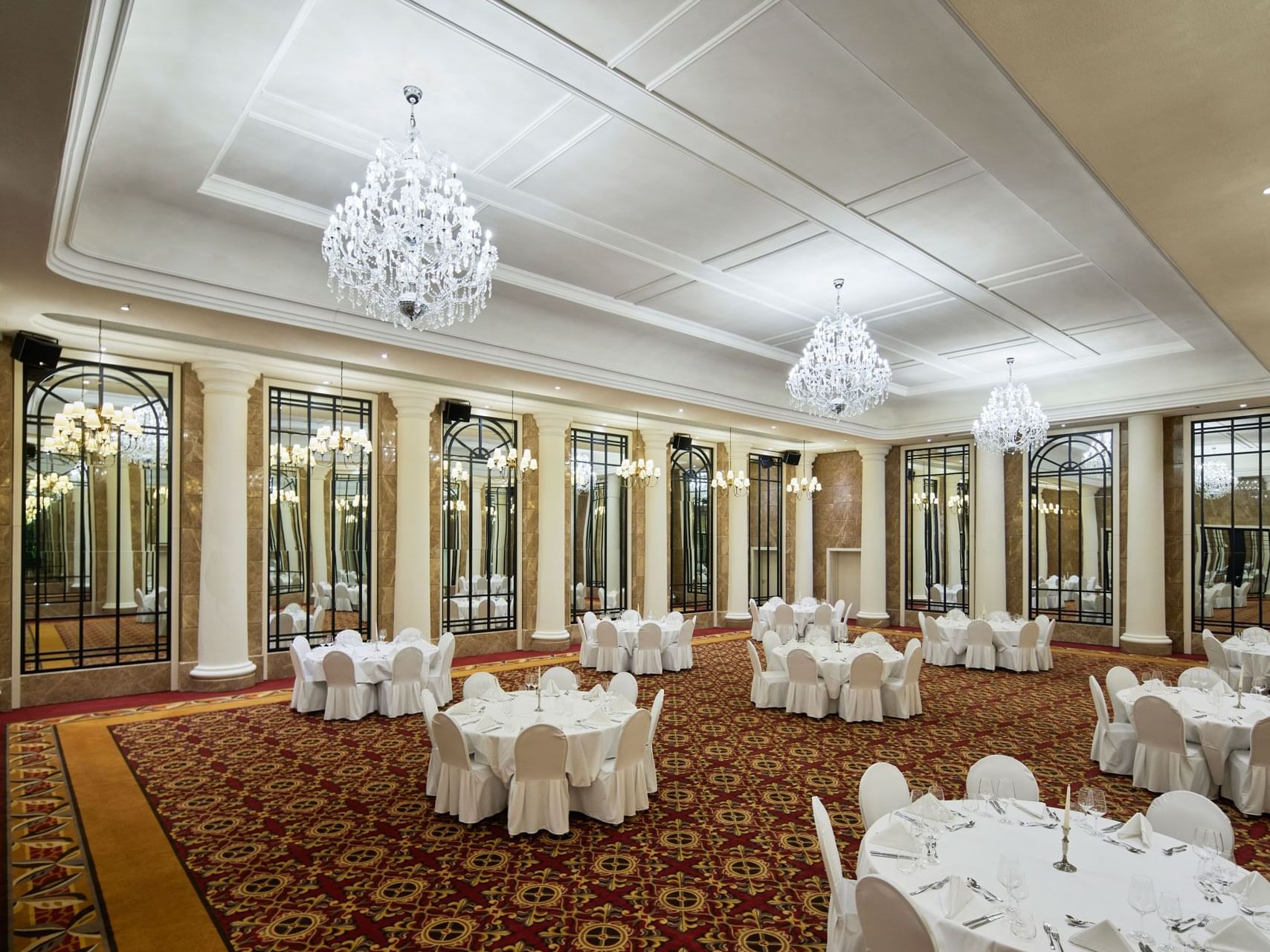 Bankette mit gemütlichen weißen Stühlen im Ballsaal des Titanic Gendarmenmarkt Berlin arrangiert