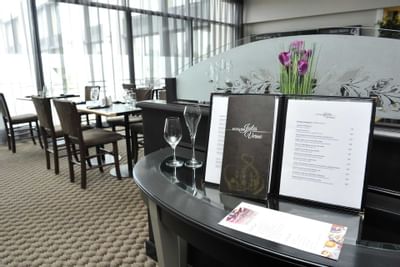 un menu devant un coin repas