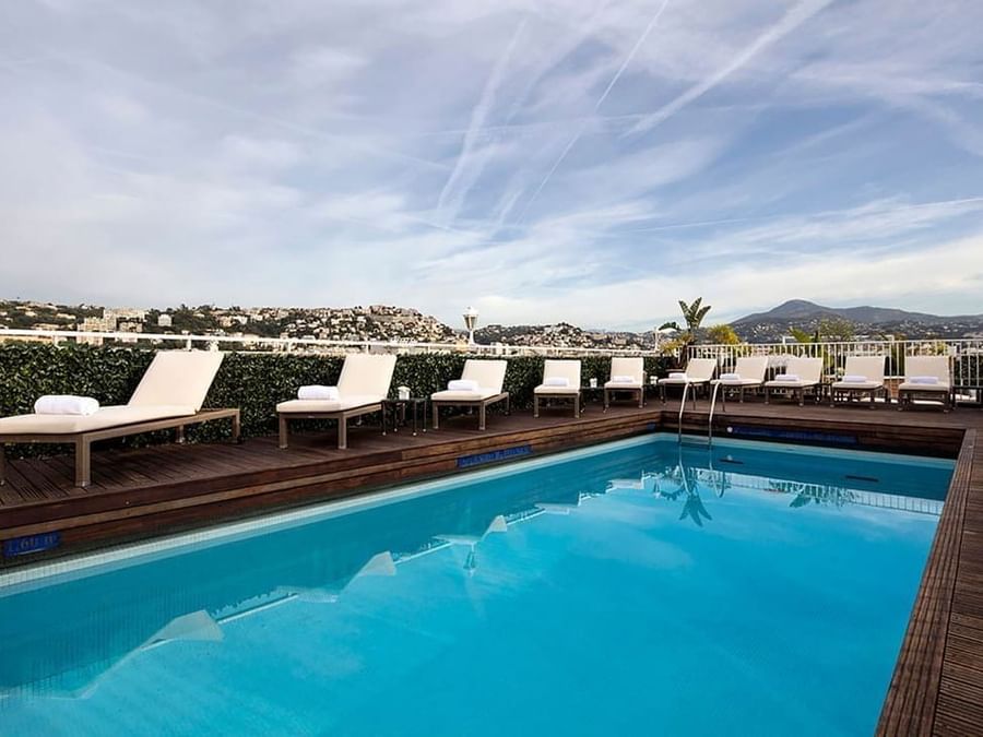 Piscine sur le toit avec chaises longues au Splendid Hotel & Spa de Nice