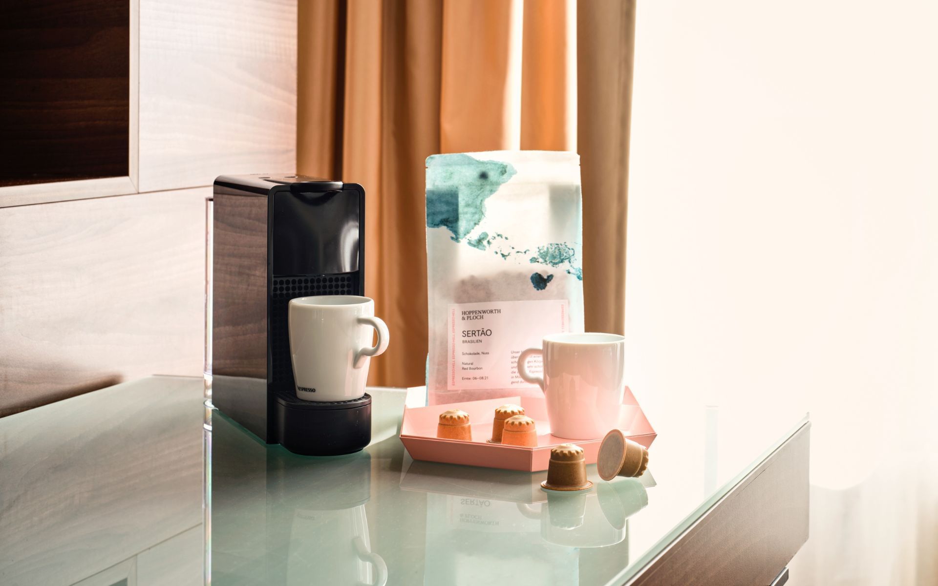 Kaffeemaschine und Kaffeezubehör in einem Zimmer der Flemings Hotels