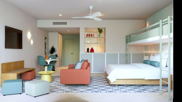 Junior Suite Pool Level Familiar en Fiesta Americana Funeeq Punta Cana Hotel con literas y sofá sobre piso decorado