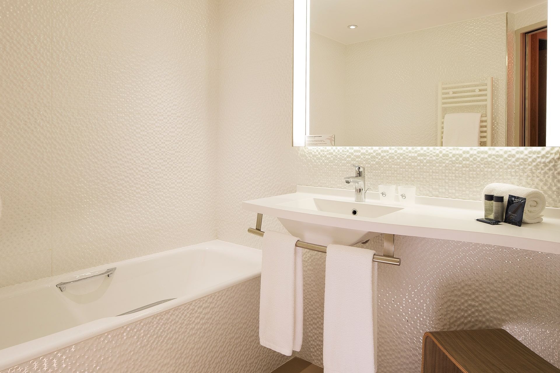 Lavabo et baignoire dans une chambre à l'Oceania Paris Roissy CDG