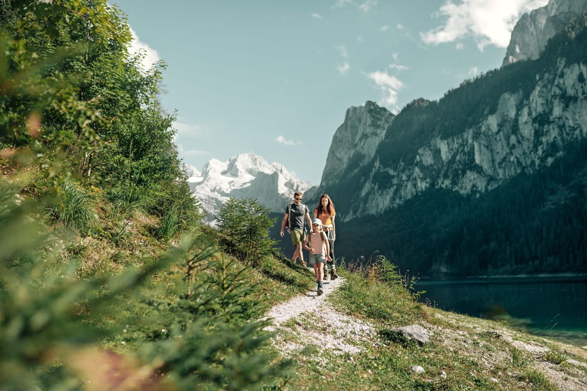 Familie wandert am Gosausee