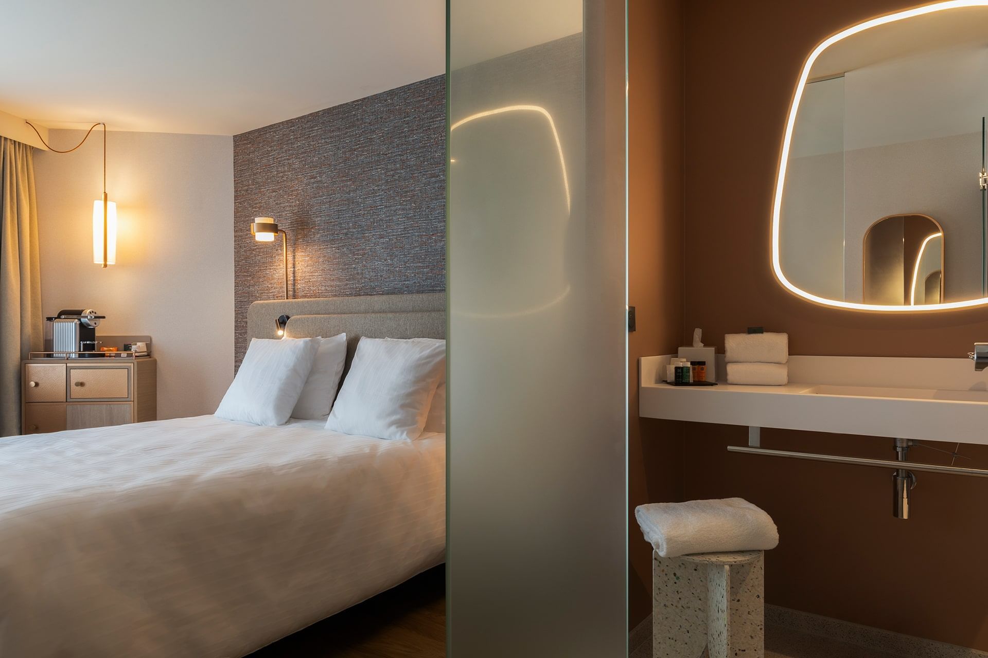 Chambre avec lit king-size, lavabo et miroir à l'Oceania Saint-Malo