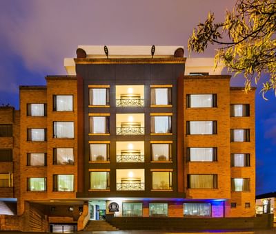 parte frontal del edificio del hotel Egina en Bogota
