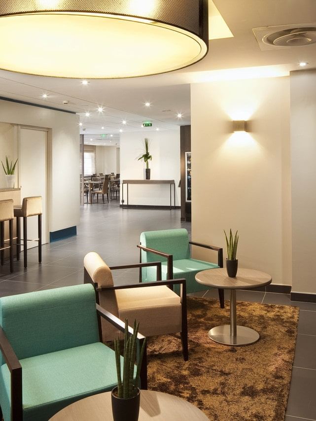 Sièges dans le bar du lobby à Escale Oceania Quimper