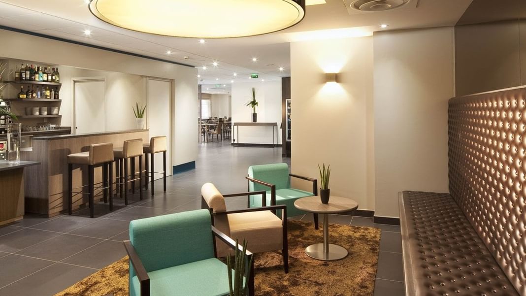 Sièges dans le bar du lobby à Escale Oceania Quimper