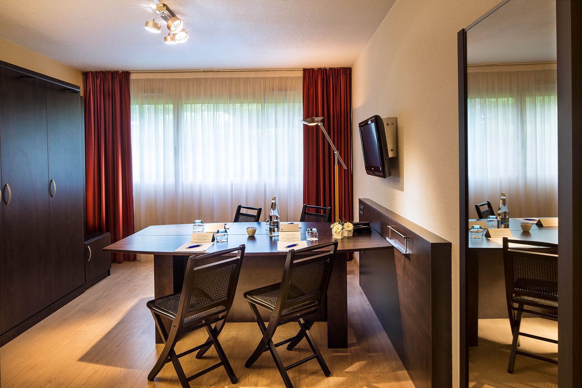 Placard et table de réunion à Escale Oceania Brest Aeroport