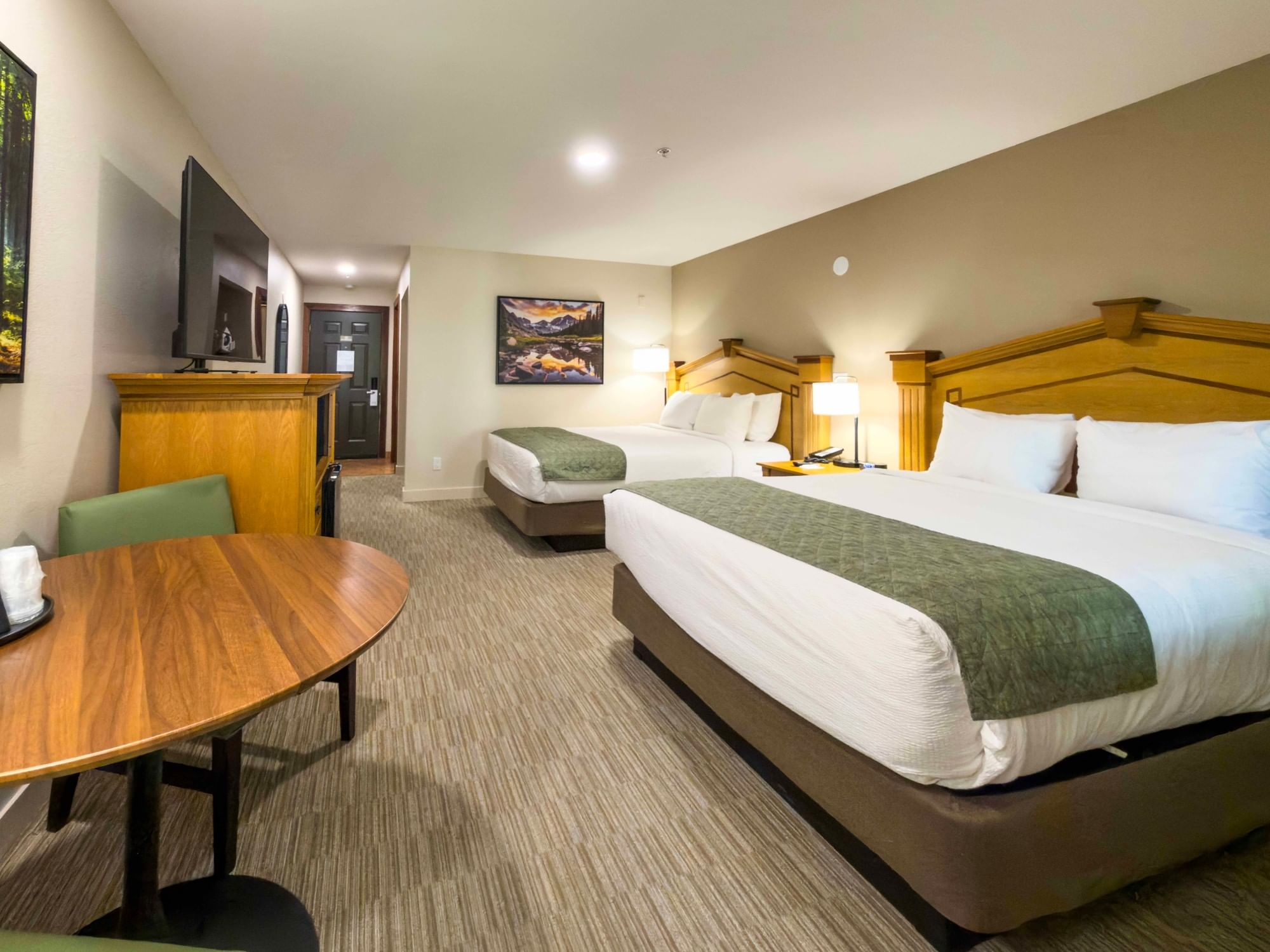 Deluxe 2 queen room with hot tub