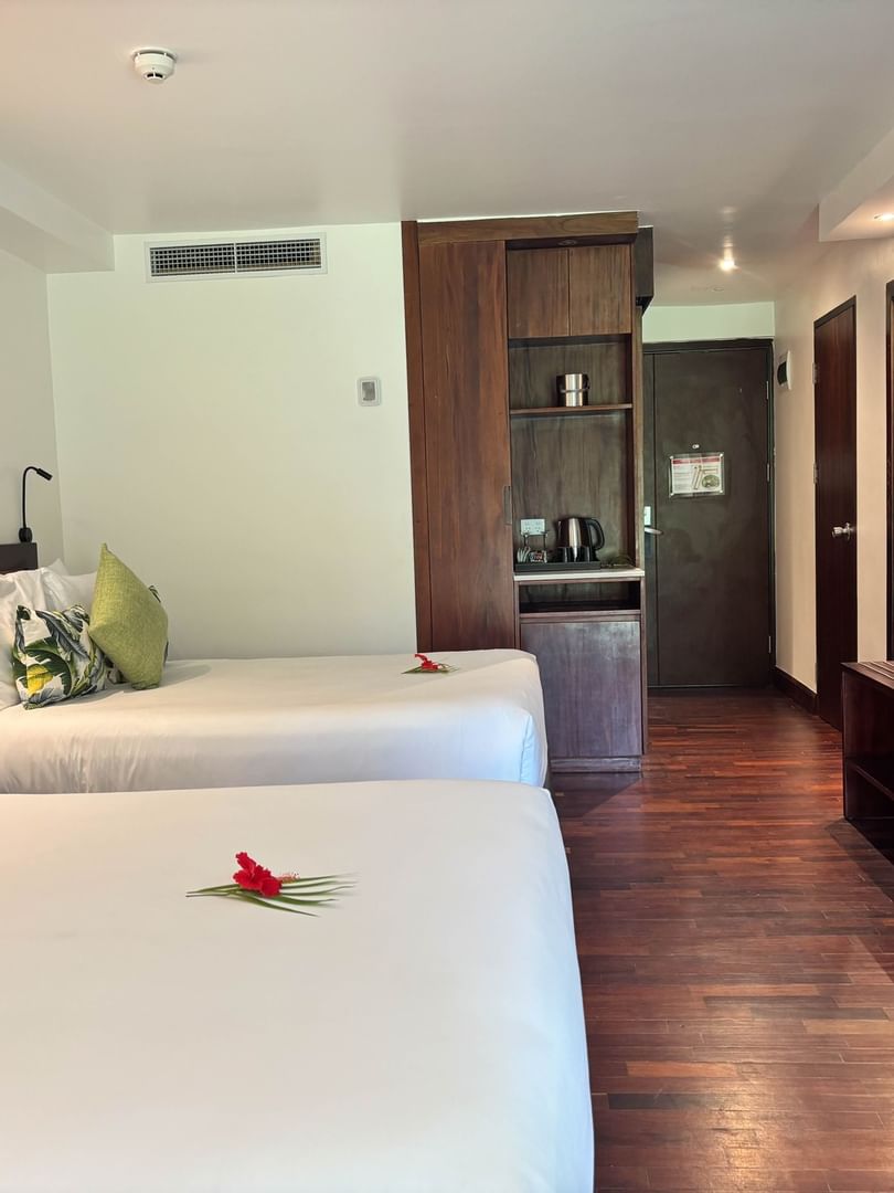 Two beds with garden view in a cozy room at Warwick Fiji in Korolevu.