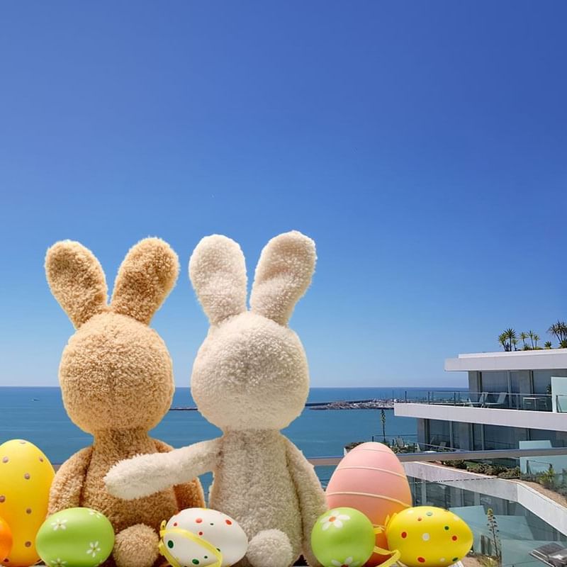2 Easter bunnies & eggs with a view near Hotel Cascais Miragem
