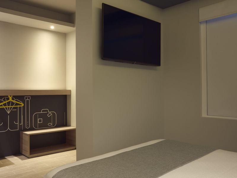 TV y cama en habitación doble superior de One Hotels