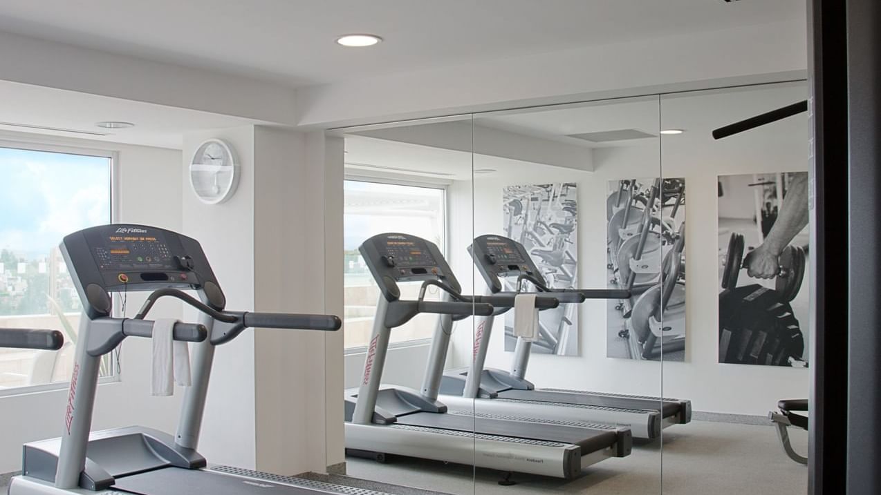 Interior of the fitness center at Fiesta Inn Puebla Las Ánimas
