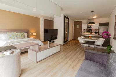 Habitación y area de la cocina de las suites de los hoteles Bluedoors