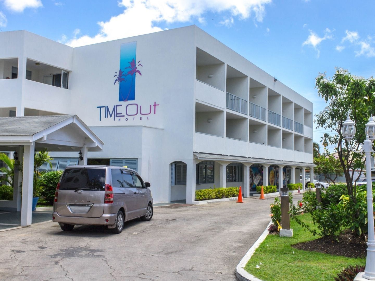 Exterior Time Out Hotel Barbados (4)