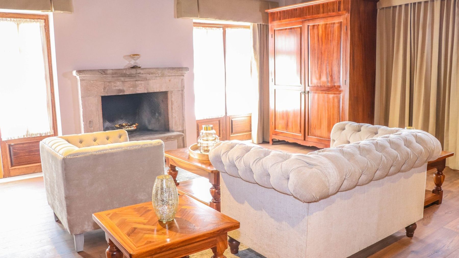 Lounge area in Junior Suite 1 King at Gamma Hotels