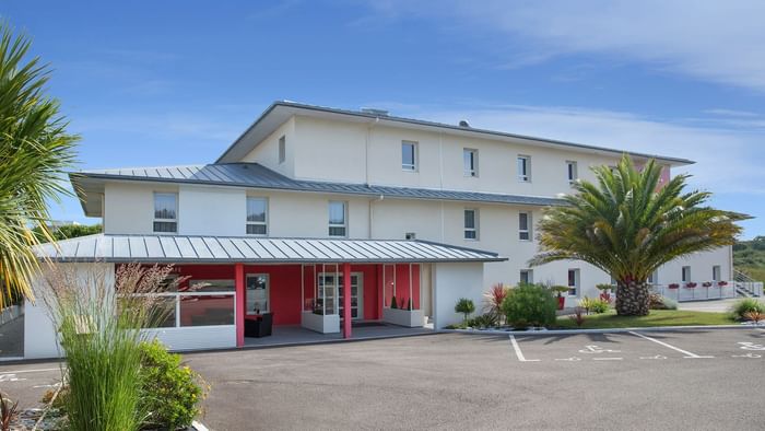 An Exterior view of the hotel & car park at Hotel Loval