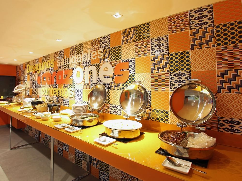 Platos servidos en el desayuno buffet de un restaurante de One Hotels