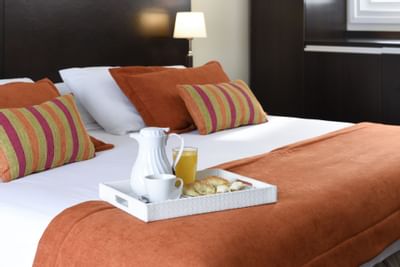 Desayuno guardado en la cama en Senior Suite en Argenta Suites