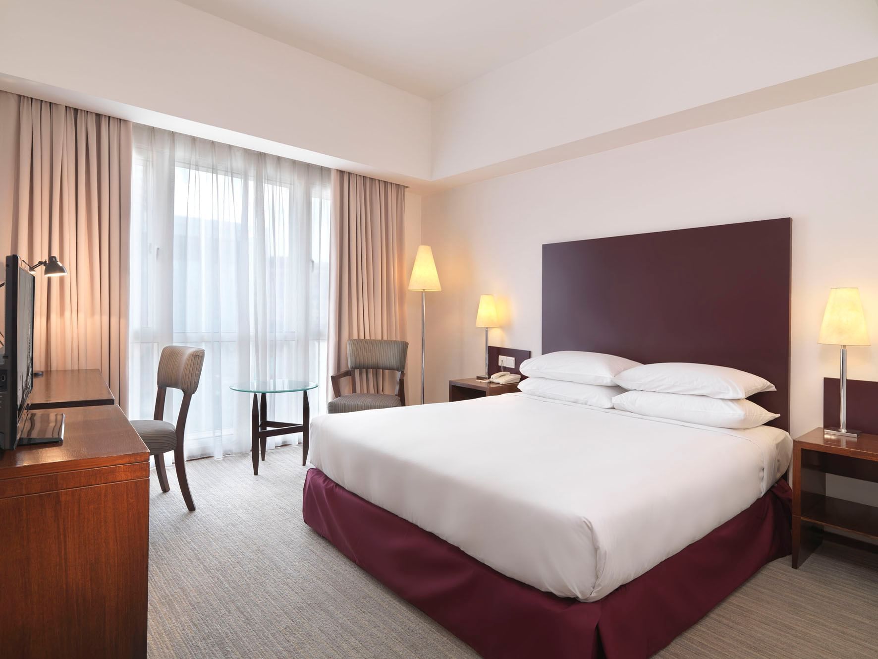 King bed & TV in Deluxe at Federal Hotels International