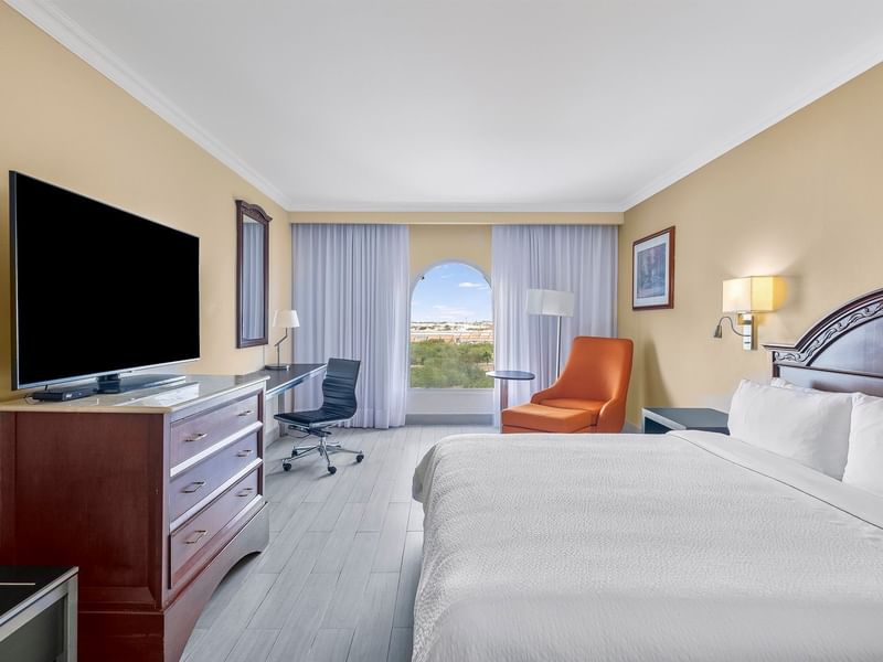 Habitación Superior luminosa, 1 King en Fiesta Inn Express Nuevo Laredo con ventana arqueada, cómoda y cómoda silla