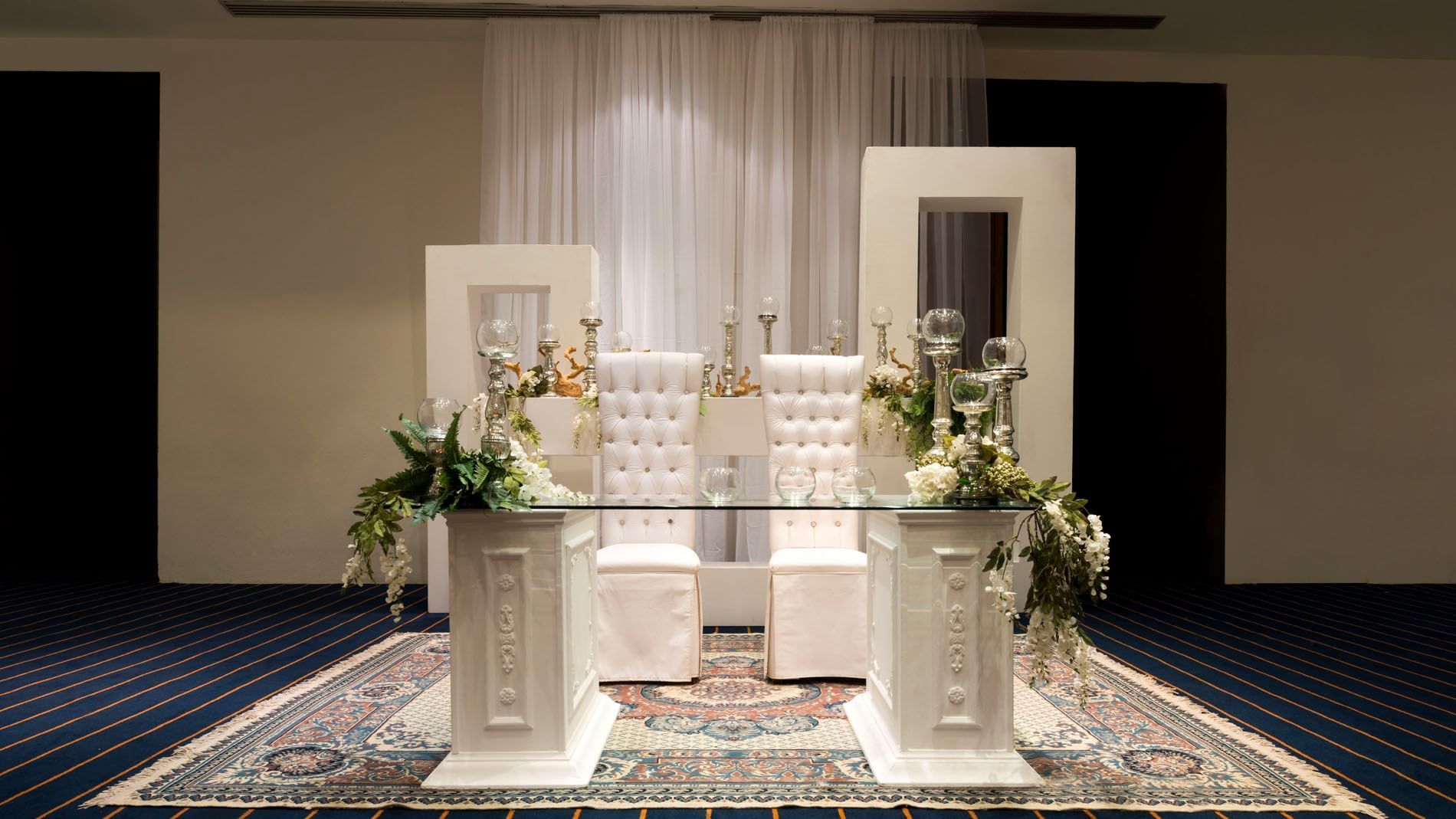 Ciudad de México sophisticated white head table at Real Inn Nuevo Laredo, decorated with floral accents and glass candles