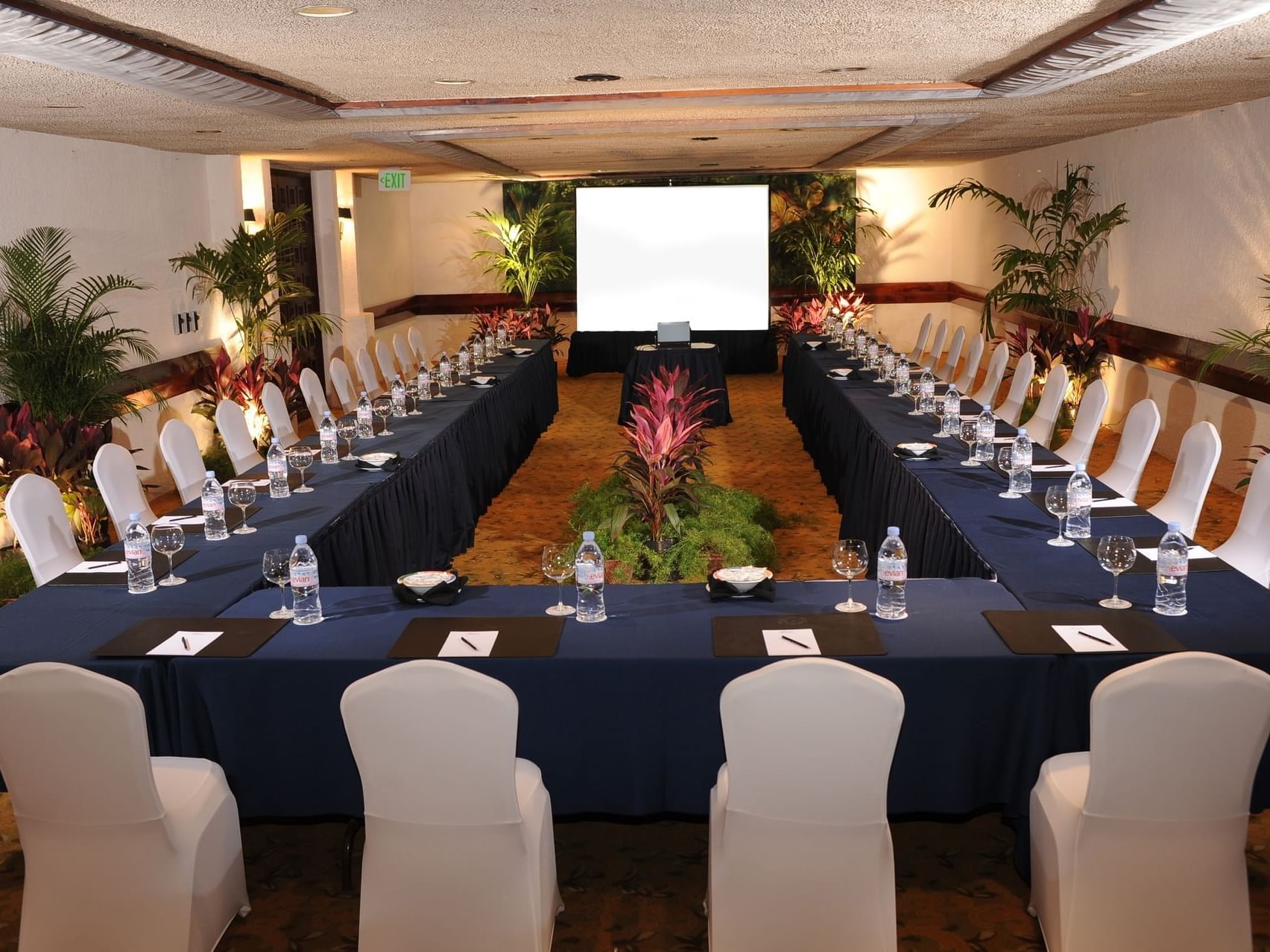 U-shaped table set-up in Las Fuentes at Mundo Imperial