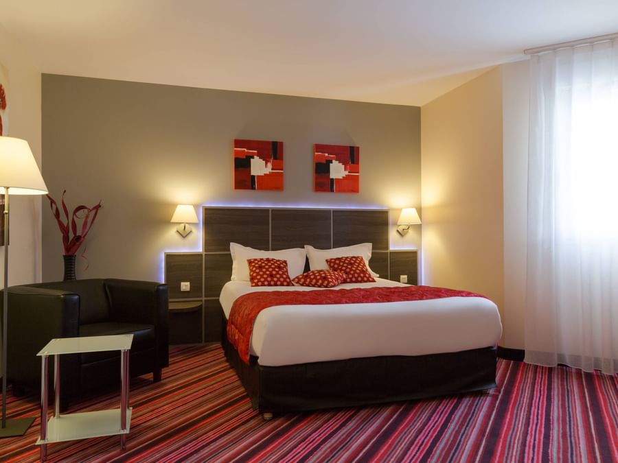 Superior with whirlpool double room at The Originals Hotels