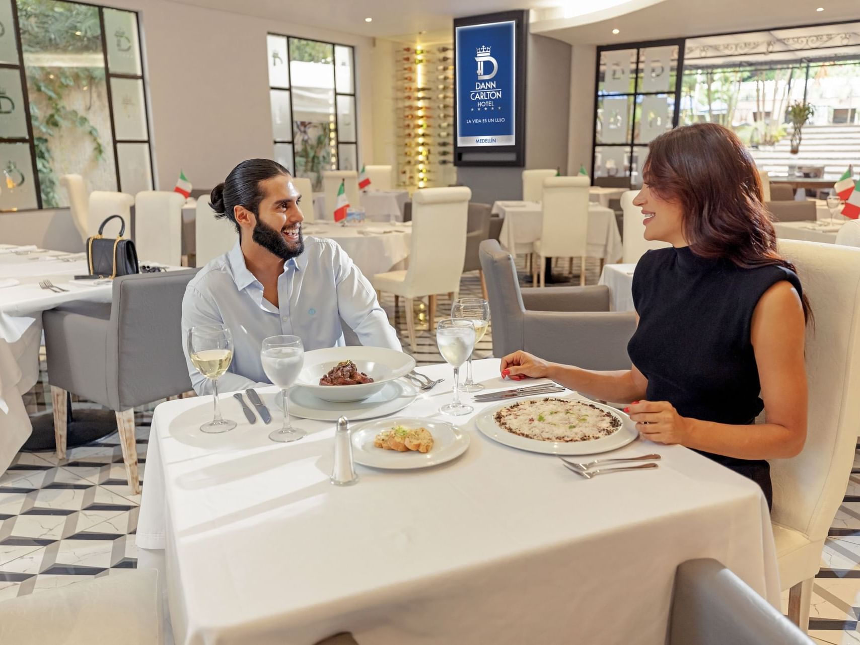 A couple enjoying lunch in Espigas restaurant at Hotel Dann Carlton Medellin