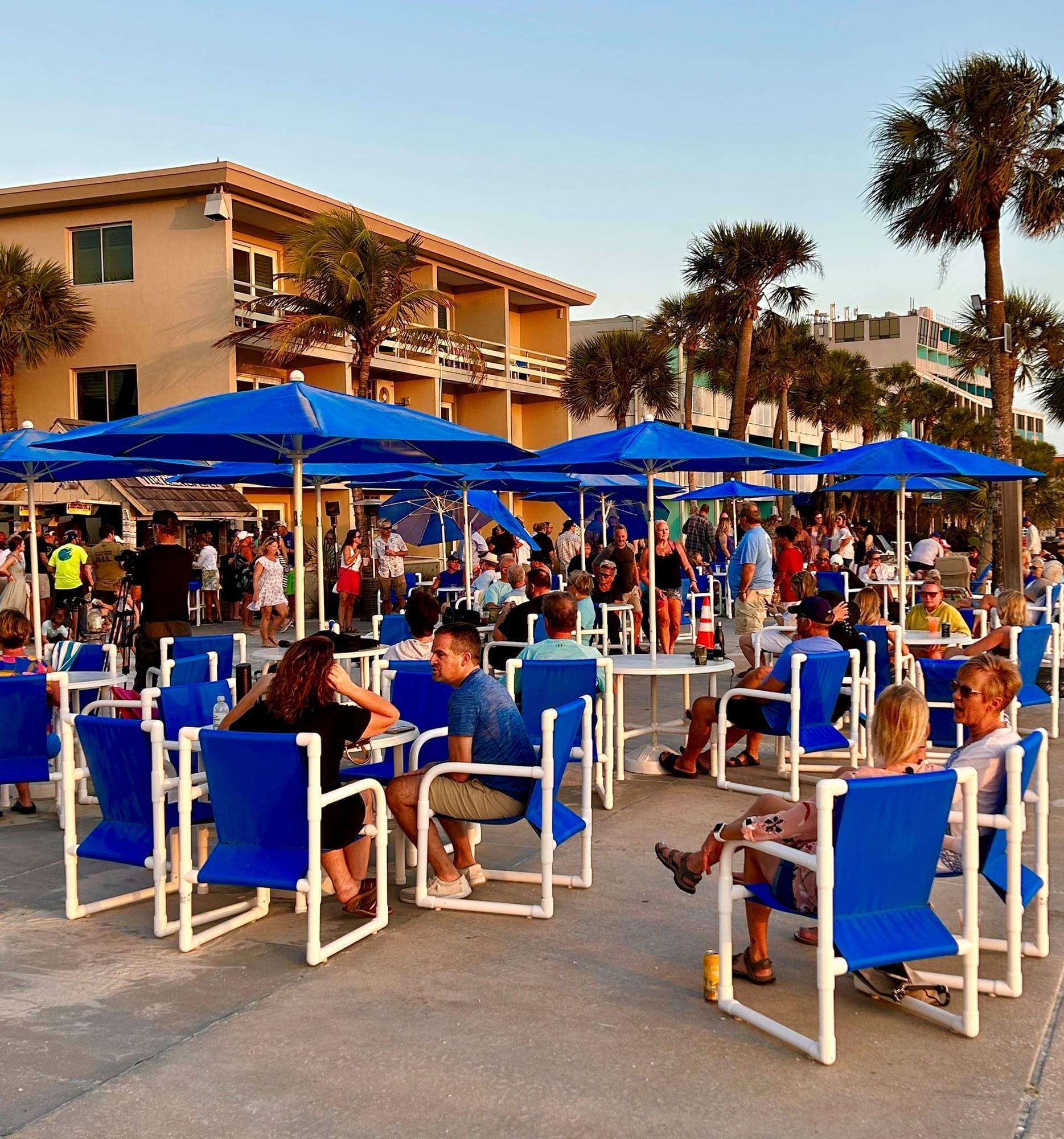 Outdoor dining area at Thunderbird Beach Resort