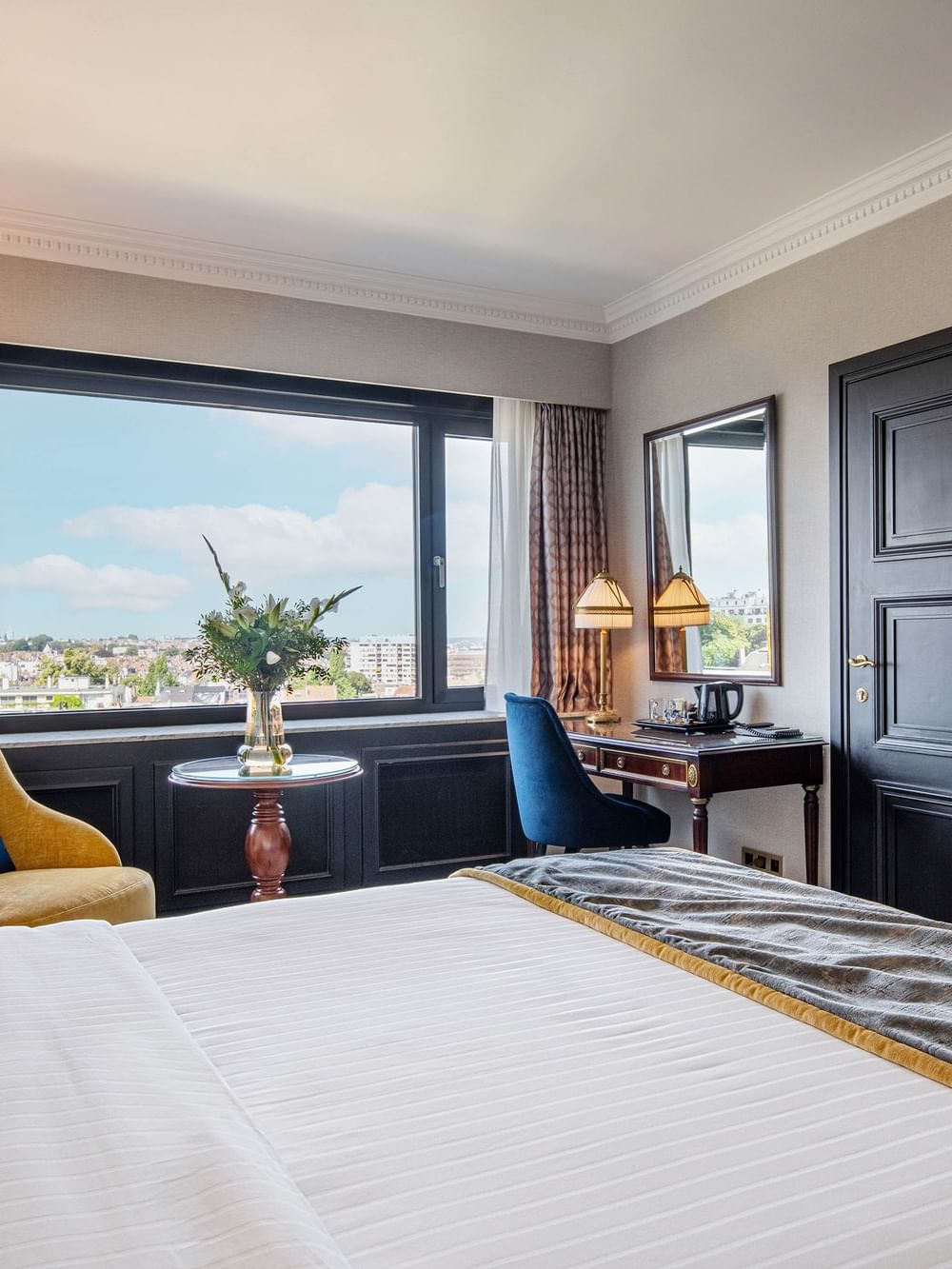 Luxe Superior Kamer met uitzicht en comfortabele zitjes bij Hotel Barsey by Warwick in Brussel.