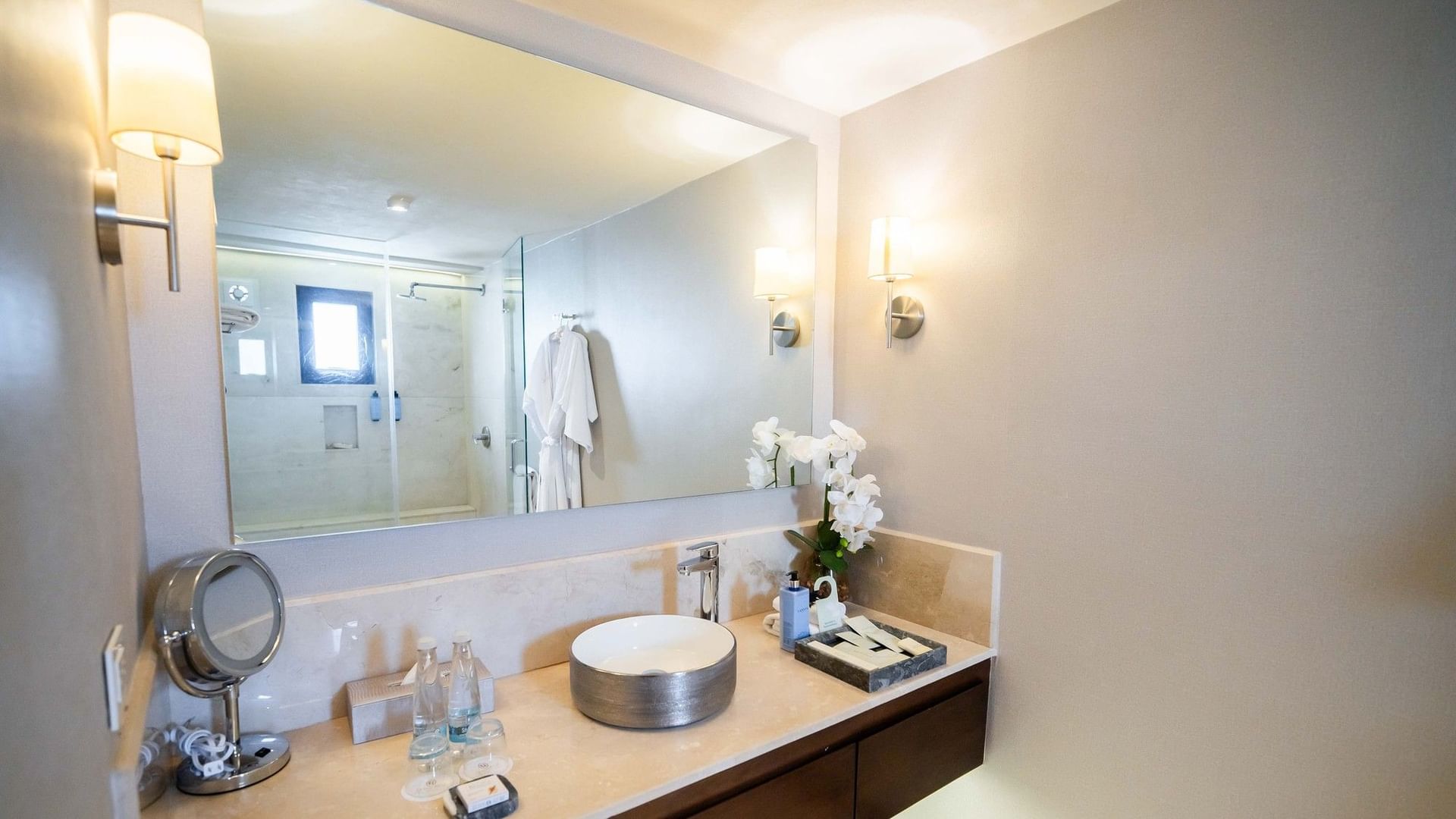 Bathroom with large mirror, sink, and modern fixtures at Quinta Real Puebla in Heroica Puebla de Zaragoza.