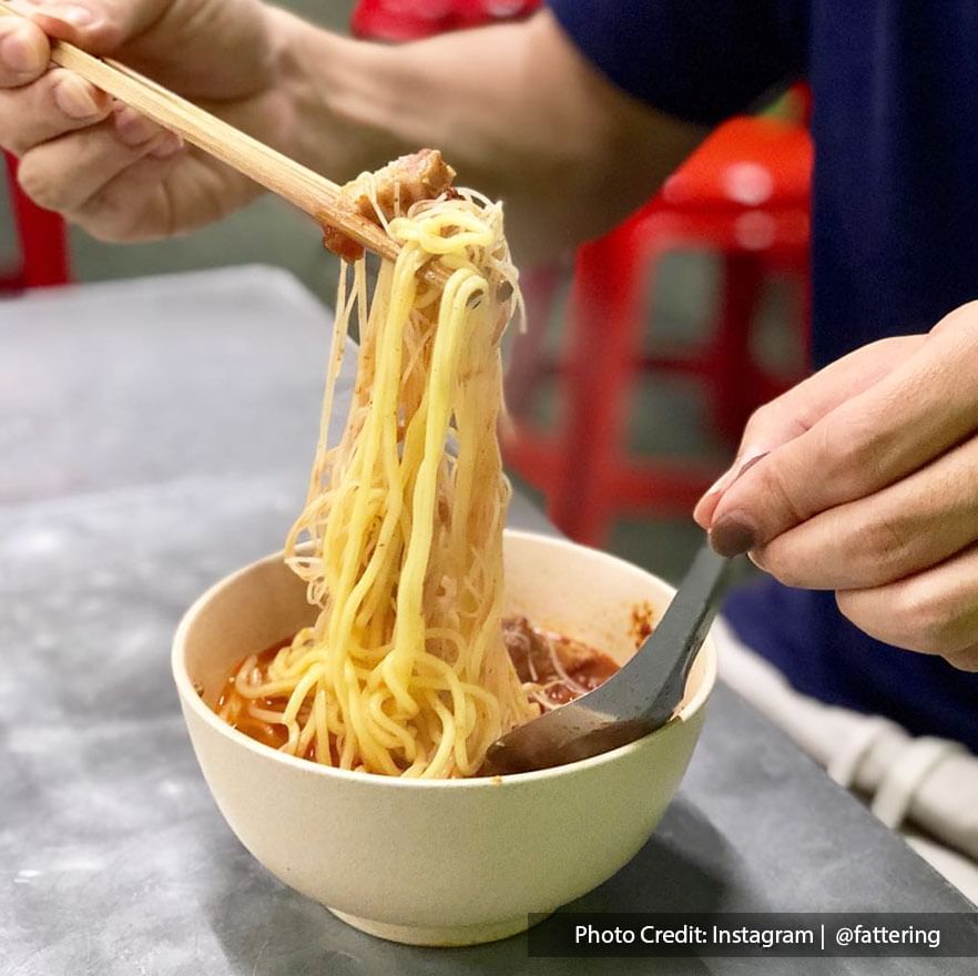 a customer was eating the hokkien mee with chopstick at Restoran Old Green House Penang